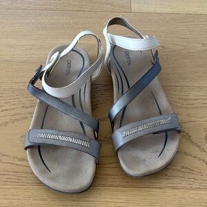 Aetrex Women's Two-Tone Gray and Cream Strappy Sandals